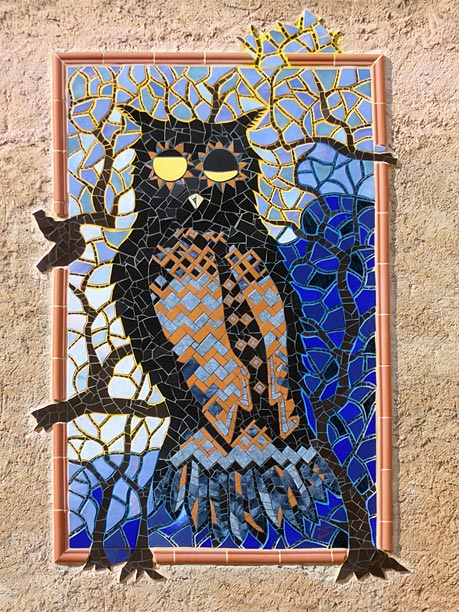 Fresque extérieure Hibou sur la tour du château de Roquetaillade